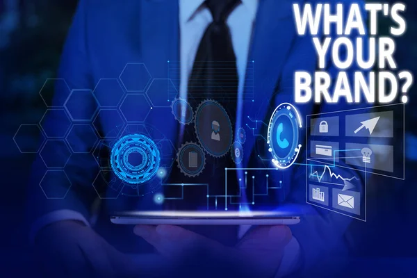 Marka Sorunuz Nedir'i gösteren not yazma. İş fotoğraf vitrin ürün logosu hakkında soran yok ya da ne iletişim Erkek resmi takım sunum akıllı cihaz sunan giymek.