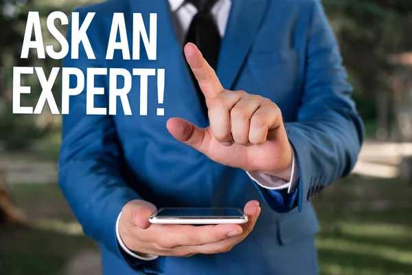 Tekst teken tonen vraag een expert. Conceptuele foto bevestiging die hebben gelezen begrijpen en akkoord gaan met richtlijnen man met geopende handen staat in suite. Concept met Kopieer ruimte en man. — Stockfoto