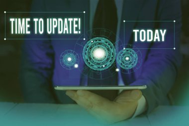 Word yazma metin Zaman Güncelleme. Akıllı cihaz kullanarak sunum sunan daha modern erkek insan giyim resmi iş elbisesi yapmak için bu doğru an için iş konsepti.