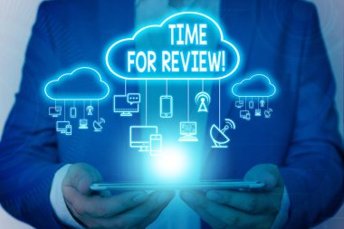 Word yazma metin Zaman İnceleme için. Akıllı cihaz kullanarak sunum sunan erkek giyim resmi iş elbisesi değiştirme instituting niyeti ile bir şey resmi değerlendirme için İş kavramı.