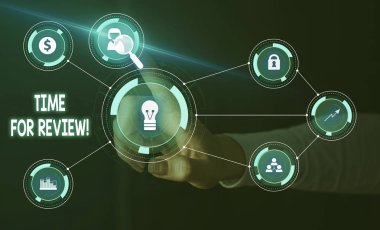 El yazısı metin Zaman İnceleme için. Kavram, değişime neden olan bir şeyin resmi olarak değerlendirilmesi Anlamına Gelir Kadın akıllı cihaz kullanarak sunum sunan resmi iş elbisesi giyer.