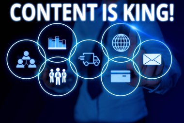 İçeriği Nisa'yı gösteren metin işareti Kraldır. Kavramsal fotoğraf pazarlama odaklı artan görünürlük olmayan ücretli arama sonuçları Kadın akıllı cihaz kullanarak sunum sunan resmi iş elbisesi giymek.