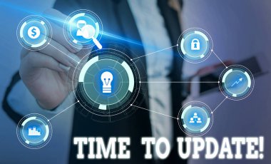 Güncelleştirme Zamanı'nı gösteren not yazma. İş fotoğraf vitrin bu bir şey daha modern yeni Kadın yapmak için doğru zaman resmi iş elbisesi akıllı cihaz kullanarak sunum sunan giymek.