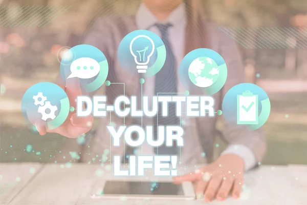 Segno che mostra De Clutter Your Life. Foto concettuale rimuovere oggetti inutili da luoghi disordinati o sovraffollati Vestito da lavoro formale femminile che presenta presentazione utilizzare dispositivo intelligente . — Foto Stock