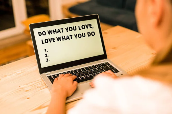 Escrita conceitual mostrando Do What You Love What You Do. Texto da foto de negócios Perseguir seus sonhos ou paixões na vida mulher com laptop smartphone e escritório suprimentos tecnologia . — Fotografia de Stock