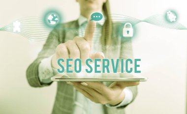 Seo Servisi'ni gösteren kavramsal el yazısı. İş fotoğraf metin teknikleri ve prosedürleri web sitesi görünürlüğünü artırmak için kadın giyim resmi iş elbisesi akıllı cihaz sunan.