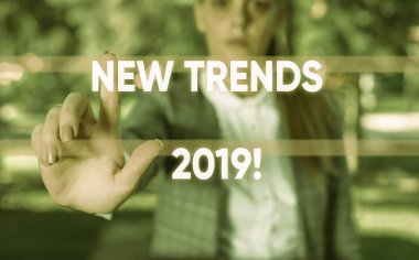 Kelime yazma metni Yeni Trendler 2019. Bir şeyin doğada geliştirdiği genel yön için iş kavramı, parmakla boş alana işaret ediyor.