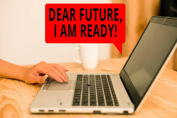Szöveges jel mutatja kedves jövő kész vagyok. Konceptuális fotó bízik abban, hogy előre vagy szembe a jövő nő laptop számítógép okostelefon bögre irodai kellékek technológiai eszközök. — Stock Fotó