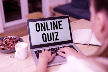El yazısı metin Online Quiz. Kavram anlamı oyun veya internet kadın dizüstü bilgisayar akıllı telefon kupa ofis yayınlanan bir zihin sporu teknolojik cihazlar malzemeleri.