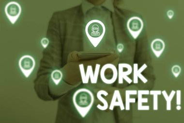 İş Güvenliği yazılı el yazısı metin. Çalışanların sağlığını sağlamak için uygulanan politika ve prosedürlerin kavramı Kadın akıllı cihaz kullanarak sunum sunan resmi iş elbisesi giymek.