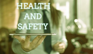 Kelime yazma metin Sağlık Ve Güvenlik soru. Kazayı önlemeye yönelik düzenlemeler ve prosedürler için iş konsepti Arka planda bulanık kadın boş alanda parmakla işaret.