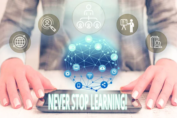 Fogalmi kézzel írásban mutatja Never stop learning. Üzleti fotó szöveg folyamatosan tanul szerezzen új ismereteket vagy anyagokat női emberi kopás hivatalos öltöny bemutató intelligens készülék. — Stock Fotó