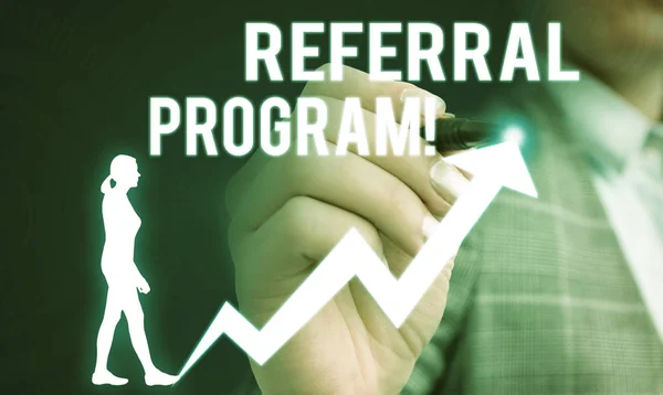 Kézírás szöveg írása Referral program. Koncepció jelentése belső toborzási módszer által alkalmazott szervezetek női emberi kopás formális öltönyt bemutató bemutatása használata intelligens eszköz. — Stock Fotó