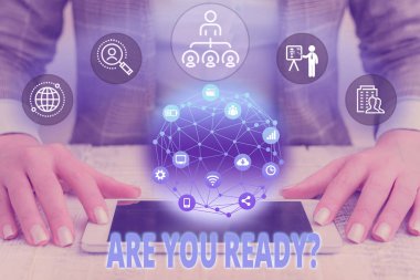 Kelime yazma metni Hazır Soru musunuz. Birisi hazır hissediyorum zaman bir şey başlatmak için kullanılan iş konsepti Sunum kullanımı akıllı cihaz sunan Kadın insan giyim resmi iş elbisesi.