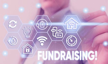 Bağış toplamayı gösteren kavramsal el yazısı. İş fotoğraf metin hayır için mali destek oluşturmak veya kadın insan akıllı cihaz sunan resmi iş elbisesi giymek neden isteyen.