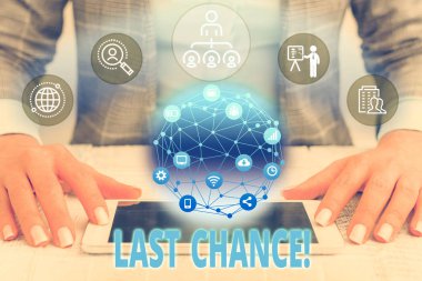 Kelime yazma metni Son Şans. Sunum kullanımı akıllı cihaz sunan Kadın insan giyim resmi iş elbisesi istediğiniz bir şey elde etmek veya elde etmek için son fırsat için iş konsepti.