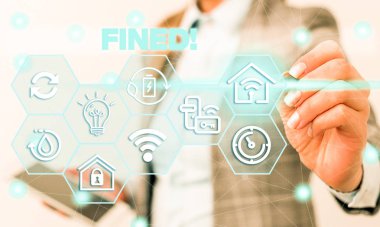 Kelime yazma metni Para cezası. Üretim sırasında tortu çökelti neden tarafından bira netleştirmek için iş konsepti Sunum kullanımı akıllı cihaz sunan kadın giyim resmi iş elbisesi.