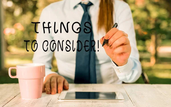 Schrijf notitie met dingen om te overwegen. Zakelijke fotopresentatie nadenken over iets zorgvuldig om besluit vrouwelijke zakelijke persoon zittend per tafel te maken en het houden van mobiele telefoon. — Stockfoto