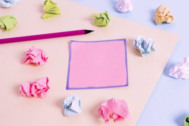 Renkli buruşuk levhalar ve boş dikdörtgen şekilli hatırlatma notu mavi bir arka plan ve sarı kare ortasında yerleştirilir. Ofis malzemeleri, bağlantı elemanı.