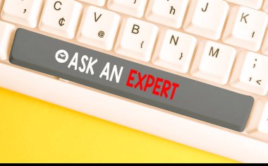 Kelime yazma metni Bir Uzman sor. Beyaz arka plan tuşu kopyalama alanı üzerinde boş not kağıdı ile bir şey veya bilgili Beyaz pc klavye hakkında beceri ye sahip birine danışmak için iş konsepti.