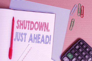 Word yazma metni Shutdown Just Ahead. Fabrika iş kapanış için iş kavramı ya kısa zaman ya da sonsuza kadar Çizgili karton defter karton ofis çalışma malzemeleri grafik kağıt.