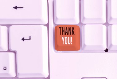 Teşekkür gösteren bir not yazmak. Hediye hizmeti iltifat beyaz arka plan üzerinde not kağıdı ile beyaz pc klavye kabul ederken kullanılan kibar ifade vitrine İş fotoğraf.