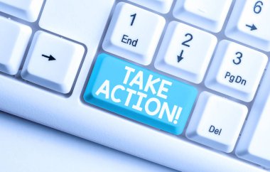 Eylem'i gösteren kavramsal el yazısı. İş fotoğraf metin beyaz arka plan üzerinde not kağıdı ile sorun Beyaz pc klavye ile amaç elde etmek için resmi veya uyumlu bir şey yapmak.