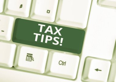 Vergi İpuçları yazma el yazısı metin. Kavram anlamı devlet geliri için zorunlu katkı beyaz arka plan anahtar kopyalama alanı üzerinde boş not kağıdı ile hükümet Beyaz pc klavye tarafından alınan.