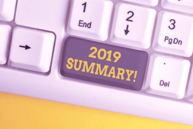 El yazısı metin yazma 2019 Özeti. Kavram anlamı geçen yıl olayları ana eylemleri veya iyi beyaz arka plan tuşu kopyalama alanı üzerinde boş not kağıdı ile Beyaz pc klavye gösterir özetleyen.