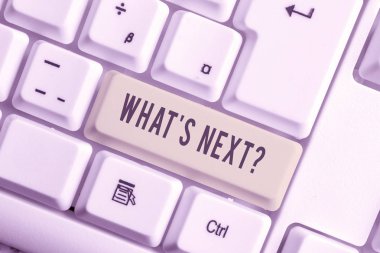 El yazısı metin Ne S Sonraki Soru. Kavram anlamı onun gelen eylemleri veya davranışları hakkında gösteren beyaz pc klavye beyaz arka plan tuşu kopyalama alanı üzerinde boş not kağıdı ile.