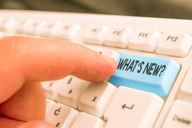 Ne S Yeni Soru gösteren not yazma. Birisine şu anki canlı etkinlikleri hakkında soru sorduğunuzda vitrine çıkan beyaz arka plan üzerinde not kağıdı olan Beyaz pc klavyesi.