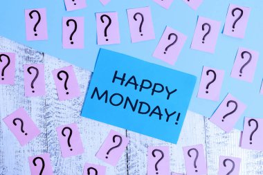 Kelime yazma metin Happy Monday. Ona büyük yeni hafta Karaparalı ve ahşap masa üzerinde kalın karton ile parçalanan kağıtları dilemek için sipariş gösteren söylemek için iş konsepti.