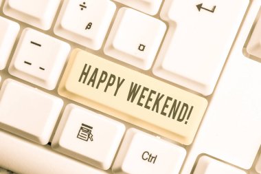 El yazısı metin Happy Weekend. Kavram güzel bir şey oldu anlamı ya da beyaz arka plan tuşu kopyalama alanı üzerinde boş not kağıdı ile yaşam Beyaz pc klavye memnun hissediyorum.