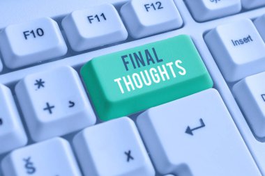 El yazısı metin yazma Son Düşünceler. Kavram sonuç veya sonuç içinde son birkaç cümle anlamı Beyaz pc klavye beyaz arka plan tuşu kopyalama alanı üzerinde boş not kağıdı ile.