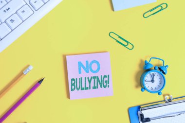 Zorbalık Yok'u gösteren metin işareti. Kavramsal fotoğraf çocuklar arasında agresif davranış durdurmak güç dengesizliği Düz beyaz buruşturulmuş kağıt üzerinde kopyalama alanı üzerinde yatıyordu.