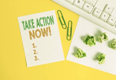 Şimdi Harekete Geç'i gösteren kavramsal el yazısı. İş fotoğraf metin tabloda ataş ile kopya alanı beyaz kağıt ile sorun Düz yatıyordu ile resmi veya uyumlu bir amaç elde şey yapmak.