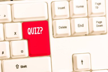 Kelime yazma metin Quiz Soru. Bireyler veya takımlar arasında rekabet olarak bilgi testi için iş kavramı Beyaz pc klavye beyaz arka plan tuşu kopyalama alanı üzerinde boş not kağıdı ile.