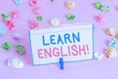 İngilizce Öğrenin'i gösteren metin işareti. Kavramsal fotoğraf edinme çalışması ile yeni dilde bilgi edinme.