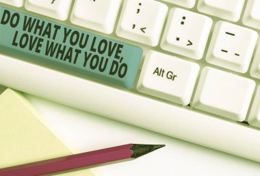 El yazısı metin yazma Do What You Love What You Do You Do. Kavram daha iyi yerlerde çalışmak için zevk şeyler yapıyor anlamına gelir sonra beyaz yukarıda boş not kağıdı ile Beyaz pc klavye