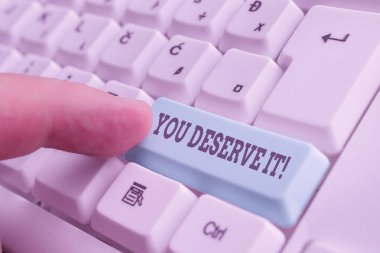 You Deserve It. İş fotoğraf vitrin gösteren Kavramsal el yazısı beyaz arka plan üzerinde not kağıdı ile nitelikleri veya eylemleri beyaz pc klavye nedeniyle olmalıdır.
