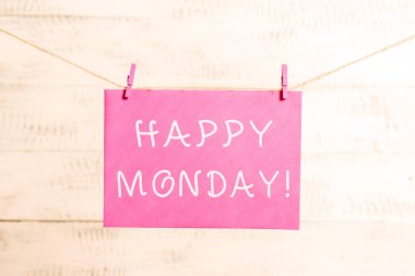 Kelime yazma metin Happy Monday. Ona büyük yeni hafta Clothesline clothesline clothespin dikdörtgen şekilli kağıt hatırlatma beyaz ahşap masa dilemek için sipariş gösteren söylemek için iş konsepti.