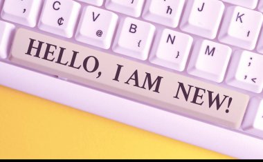 Merhaba Ben Yeniyim yazma el yazısı metin. Tebrik veya telefon görüşmesine başlamak için kullanılan kavram anlamı Beyaz bilgisayar klavyesi beyaz arka plan tuşu kopyalama alanının üzerinde boş not kağıdı ile.