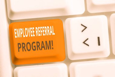 Elek yazısı metin yazma Çalışan Tavsiye Programı. Kavramlar, kuruluşlar tarafından kullanılan iç işe alım yöntemi Beyaz pc klavye beyaz arka plan anahtar kopyalama alanı üzerinde boş not kağıdı ile.