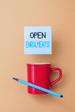 Açık Kayıtları gösteren not yazma. Çalışanların seçilen saçak parası Ön görünüm kahve fincanı renkli yapışkan not kalem sarısı renkli arka plan değişiklikler yapabilir zaman görüntülenme.