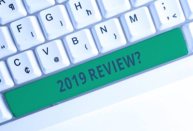 2019 Gözden Geçirme Sorusunu gösteren metin işareti. Kavramsal fotoğraf geçen yıl olaylar ana eylemleri veya iyi beyaz arka plan tuşu kopyalama alanı üzerinde boş not kağıdı ile Beyaz pc klavye gösterir hatırlayarak.