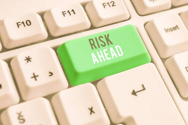 El yazısı metin yazma Risk Ahead. Kavram anlamı Bir olasılık veya hasar tehdidi, yaralanma, sorumluluk, kayıp Beyaz pc klavye beyaz arka plan anahtar kopyalama alanı üzerinde boş not kağıdı ile. — Stok fotoğraf