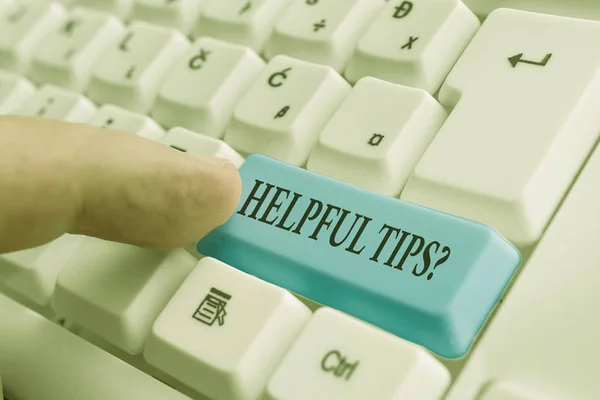 Escritura a mano redacción de texto Consejos útiles Pregunta. Concepto que significa información secreta o consejos para ser útil teclado blanco PC con papel de nota vacío por encima del espacio de copia de la tecla de fondo blanco —  Fotos de Stock