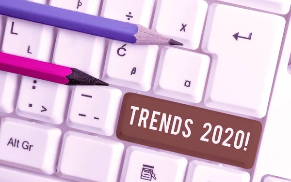 Konzeptionelle Handschrift, die Trends 2020 zeigt. Business-Fototext allgemeine Richtung, in die sich etwas entwickelt oder ändert weiße PC-Tastatur mit Notizpapier über weißem Hintergrund. — Stockfoto