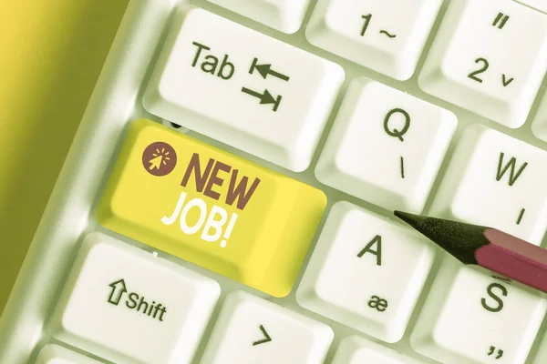 Signo de texto que muestra nuevo trabajo. Foto conceptual recientemente haber pagado la posición de empleo regular Teclado de PC blanco con papel de nota vacío por encima del espacio de copia clave de fondo blanco . — Foto de Stock