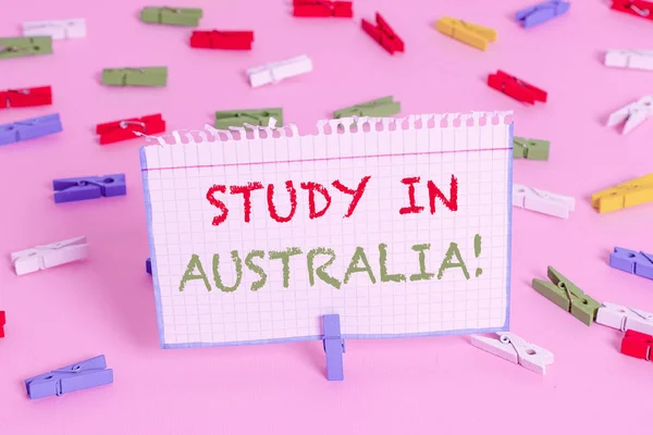 Avustralya'da Study in'i gösteren not yazma. Yabancı ülke sipariş içine gidiyor Iş fotoğraf vitrine çalışmalarınızı tamamlamak. — Stok fotoğraf